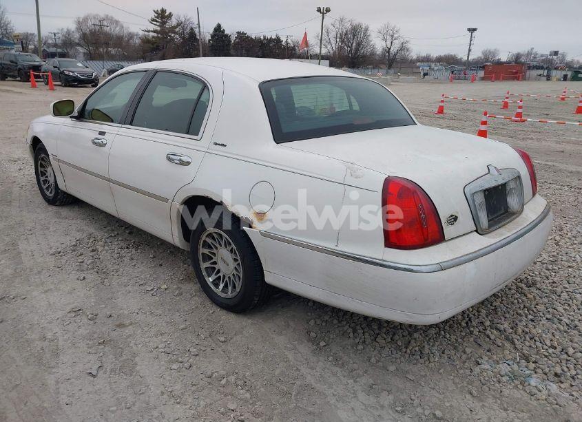 Photo 3 of 2000 Lincoln Town CAR SIGNATURE (VIN 1LNHM82W4YY820792)