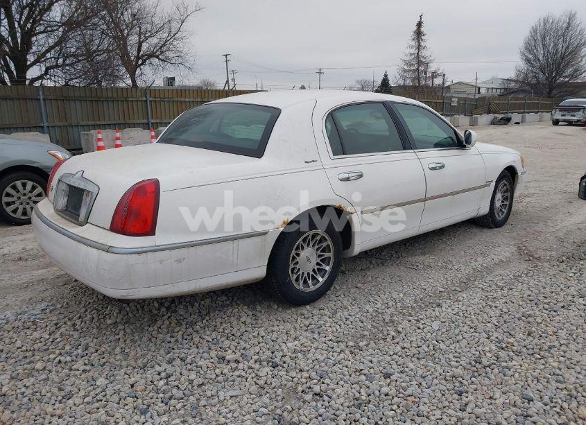 Photo 4 of 2000 Lincoln Town CAR SIGNATURE (VIN 1LNHM82W4YY820792)