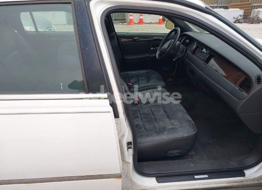 Photo 5 of 2000 Lincoln Town CAR SIGNATURE (VIN 1LNHM82W4YY820792)