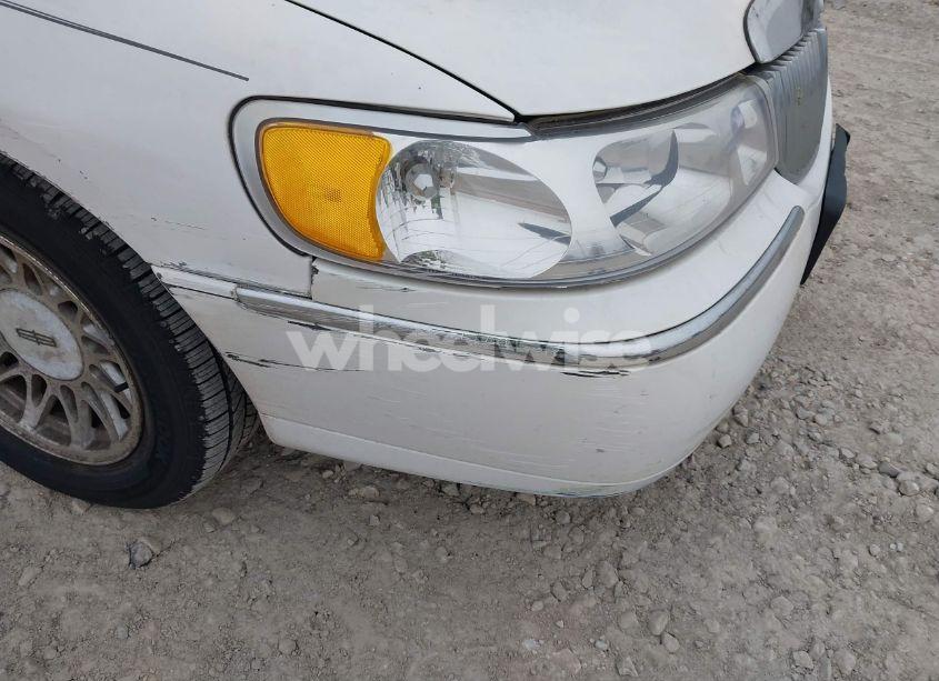 Photo 6 of 2000 Lincoln Town CAR SIGNATURE (VIN 1LNHM82W4YY820792)