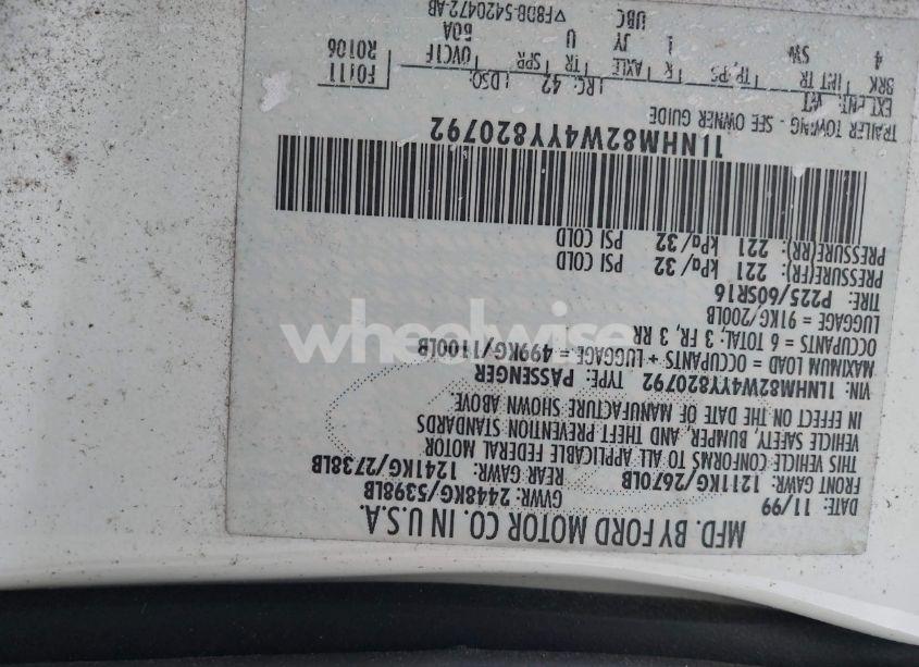 Photo 9 of 2000 Lincoln Town CAR SIGNATURE (VIN 1LNHM82W4YY820792)