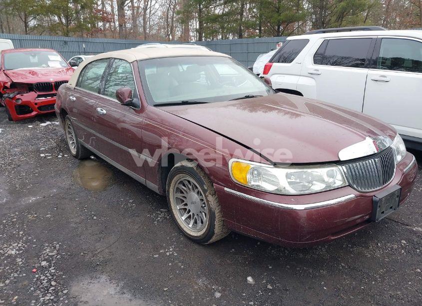 2002 Lincoln Town CAR SIGNATURE (VIN 1LNHM82W52Y649817) main photo