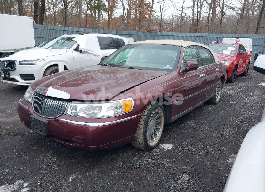 Photo 2 of 2002 Lincoln Town CAR SIGNATURE (VIN 1LNHM82W52Y649817)