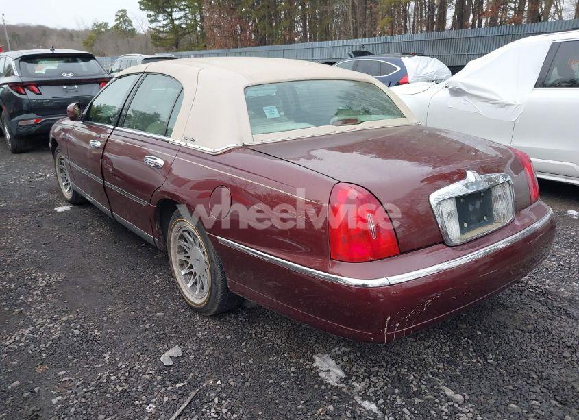 Photo 3 of 2002 Lincoln Town CAR SIGNATURE (VIN 1LNHM82W52Y649817)