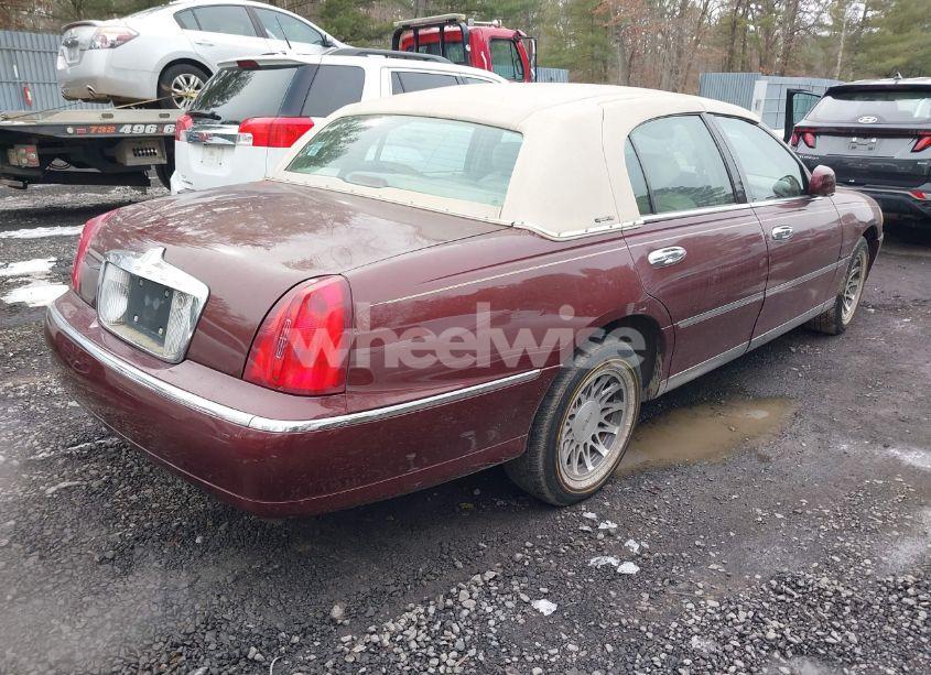 Photo 4 of 2002 Lincoln Town CAR SIGNATURE (VIN 1LNHM82W52Y649817)