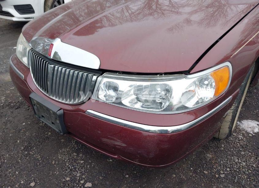 Photo 6 of 2002 Lincoln Town CAR SIGNATURE (VIN 1LNHM82W52Y649817)