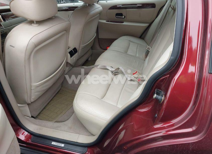 Photo 8 of 2002 Lincoln Town CAR SIGNATURE (VIN 1LNHM82W52Y649817)