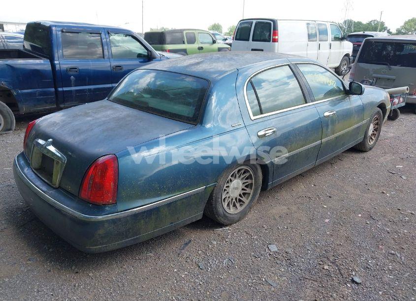 Photo 4 of 2002 Lincoln Town CAR SIGNATURE (VIN 1LNHM82W52Y671574)