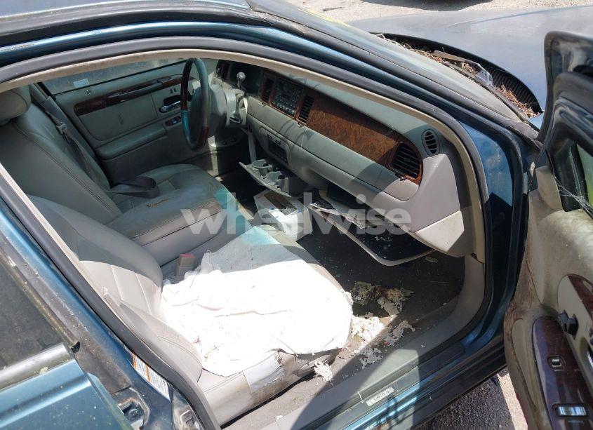 Photo 5 of 2002 Lincoln Town CAR SIGNATURE (VIN 1LNHM82W52Y671574)