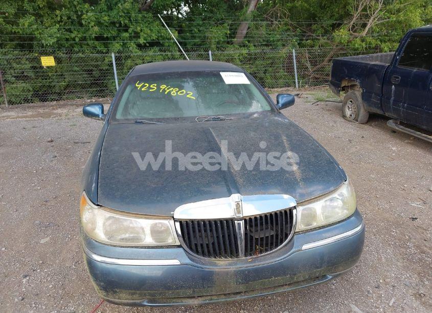 Photo 6 of 2002 Lincoln Town CAR SIGNATURE (VIN 1LNHM82W52Y671574)