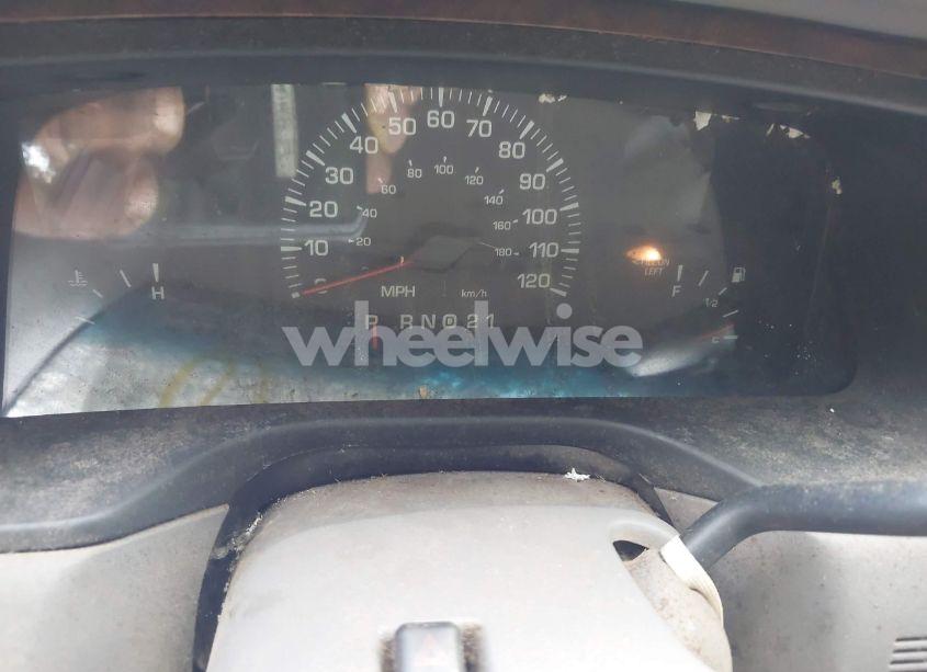 Photo 7 of 2002 Lincoln Town CAR SIGNATURE (VIN 1LNHM82W52Y671574)