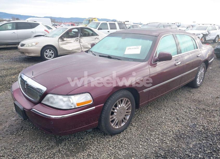 Photo 2 of 2006 Lincoln Town CAR SIGNATURE LIMITED (VIN 1LNHM82W56Y648219)