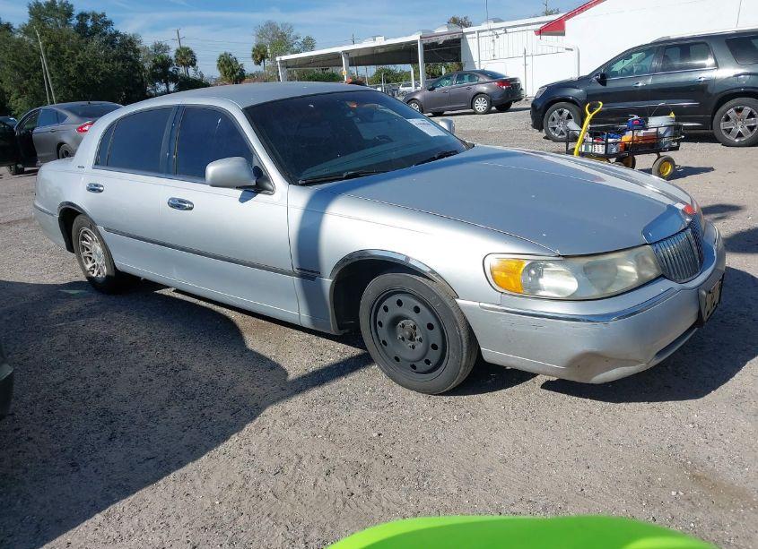 1999 Lincoln Town CAR SIGNATURE (VIN 1LNHM82W5XY632295) main photo