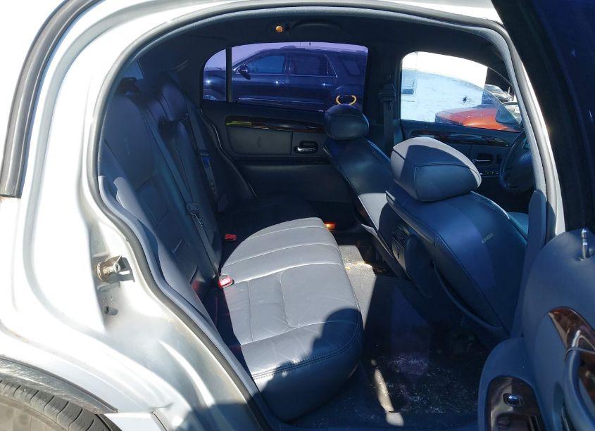 Photo 8 of 1999 Lincoln Town CAR SIGNATURE (VIN 1LNHM82W5XY632295)