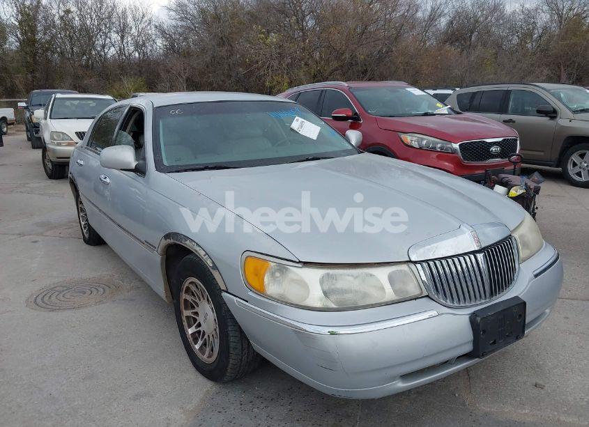 2000 Lincoln Town CAR SIGNATURE (VIN 1LNHM82W5YY868740) main photo