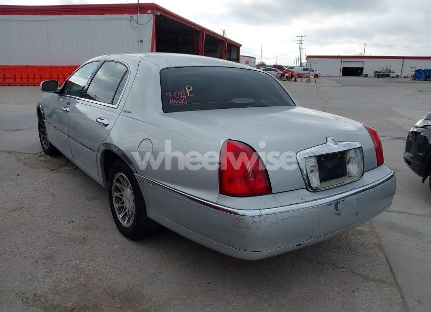 Photo 3 of 2000 Lincoln Town CAR SIGNATURE (VIN 1LNHM82W5YY868740)