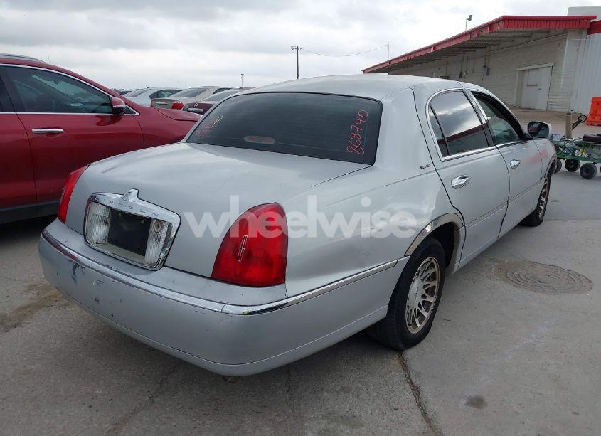 Photo 4 of 2000 Lincoln Town CAR SIGNATURE (VIN 1LNHM82W5YY868740)