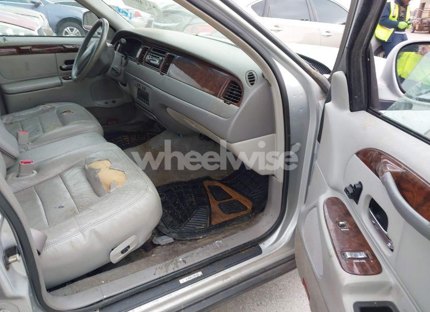 Photo 5 of 2000 Lincoln Town CAR SIGNATURE (VIN 1LNHM82W5YY868740)