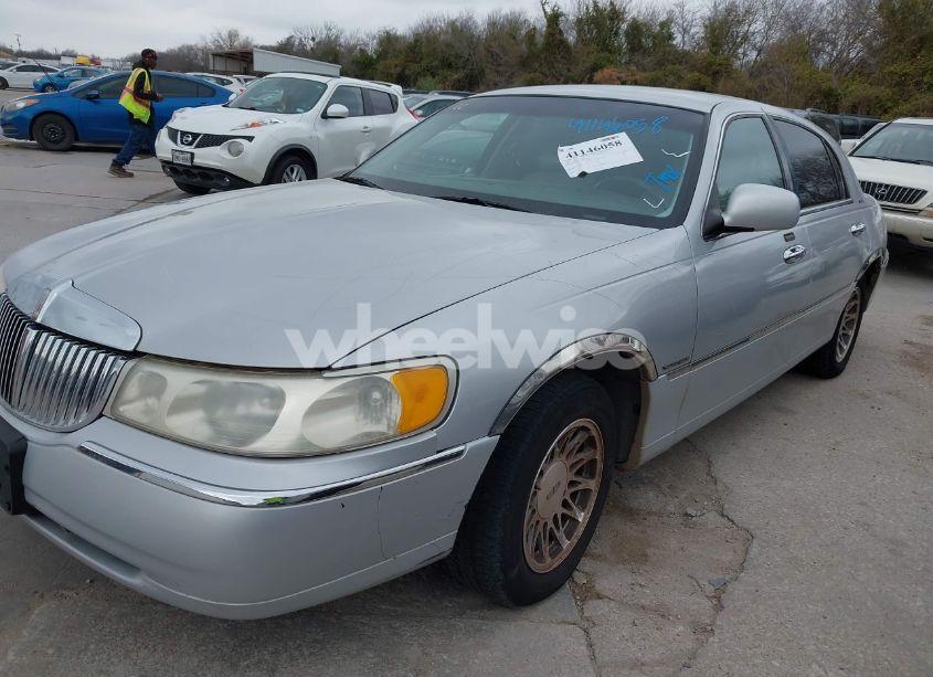 Photo 6 of 2000 Lincoln Town CAR SIGNATURE (VIN 1LNHM82W5YY868740)