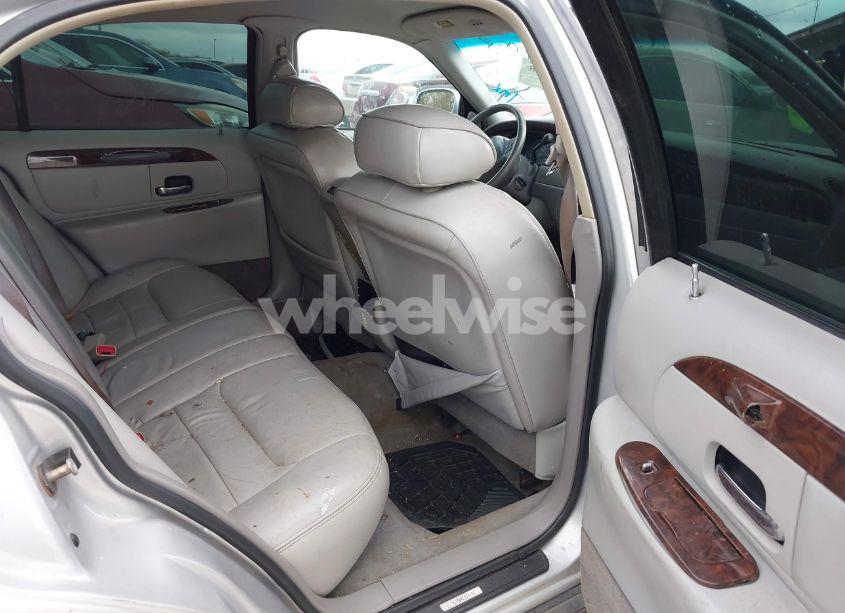 Photo 8 of 2000 Lincoln Town CAR SIGNATURE (VIN 1LNHM82W5YY868740)