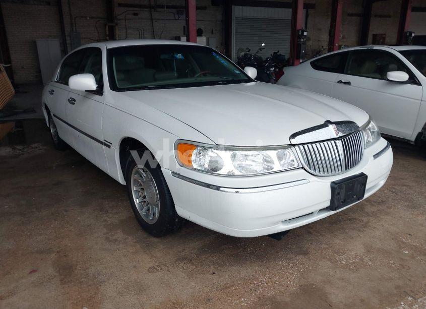 2001 Lincoln Town CAR SIGNATURE (VIN 1LNHM82W61Y630207) main photo