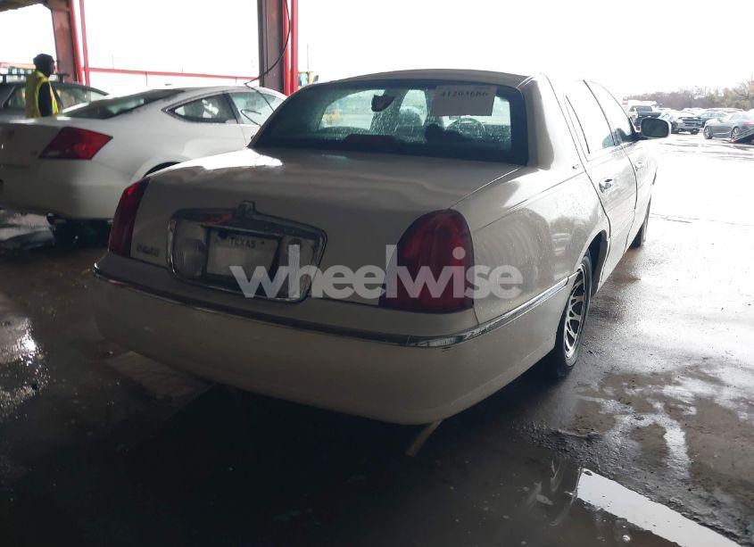 Photo 4 of 2001 Lincoln Town CAR SIGNATURE (VIN 1LNHM82W61Y630207)