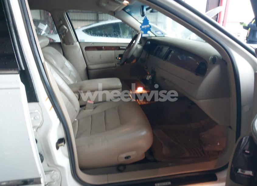 Photo 5 of 2001 Lincoln Town CAR SIGNATURE (VIN 1LNHM82W61Y630207)