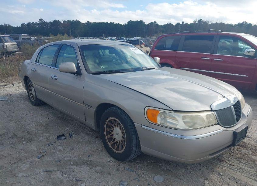 2001 Lincoln Town CAR SIGNATURE (VIN 1LNHM82W61Y650540) main photo