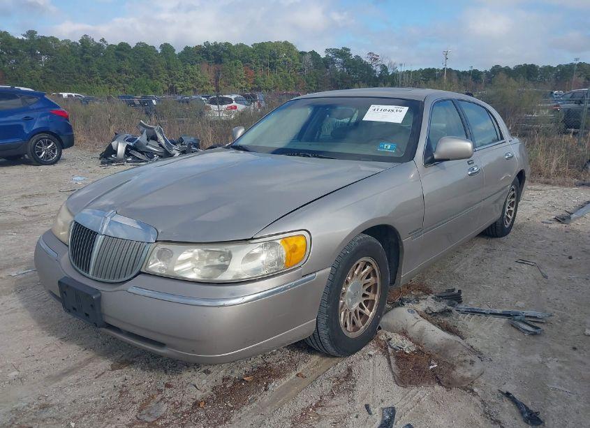 Photo 2 of 2001 Lincoln Town CAR SIGNATURE (VIN 1LNHM82W61Y650540)