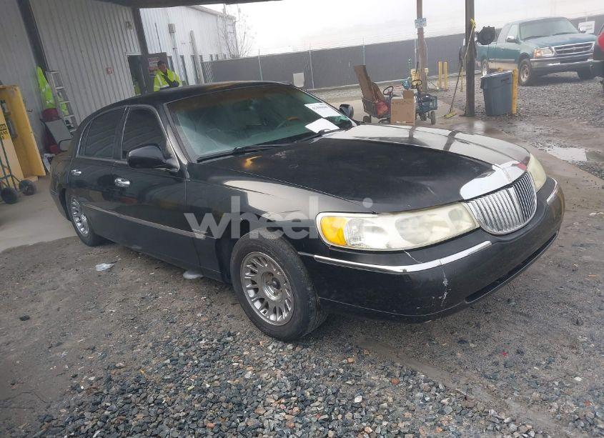 2001 Lincoln Town CAR SIGNATURE (VIN 1LNHM82W61Y664809) main photo