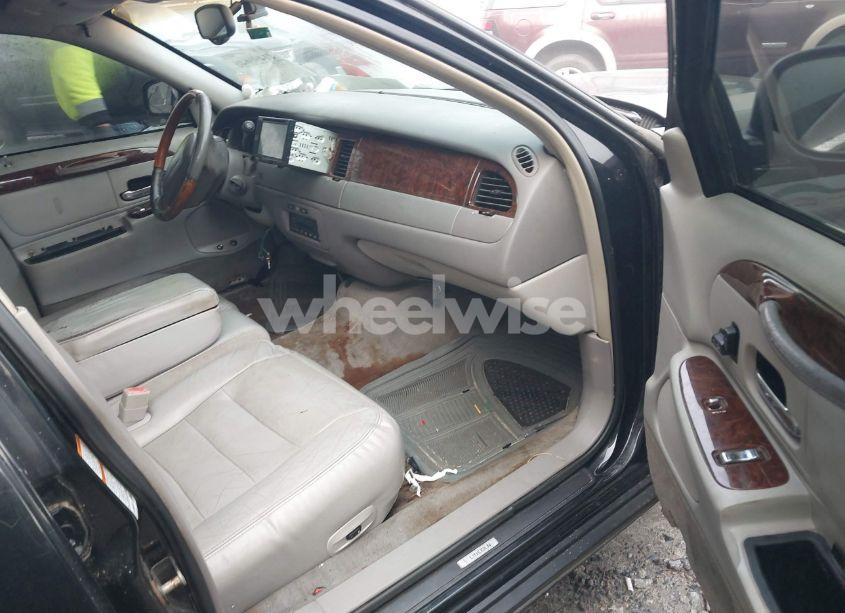 Photo 5 of 2001 Lincoln Town CAR SIGNATURE (VIN 1LNHM82W61Y664809)
