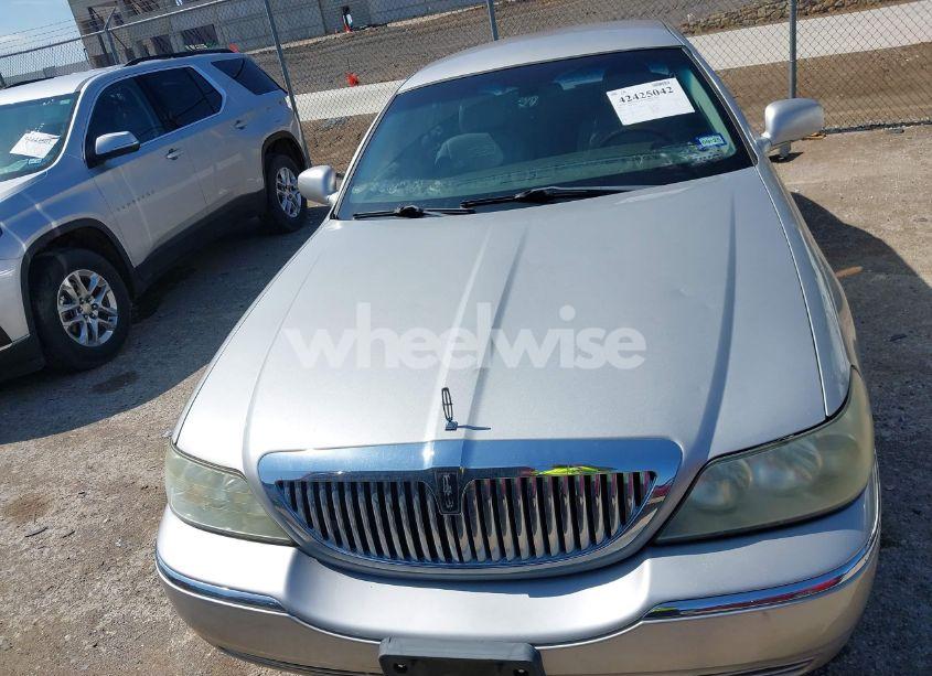 Photo 12 of 2005 Lincoln Town CAR SIGNATURE LIMITED (VIN 1LNHM82W65Y644453)
