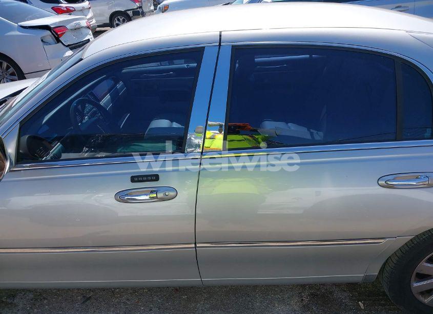 Photo 14 of 2005 Lincoln Town CAR SIGNATURE LIMITED (VIN 1LNHM82W65Y644453)