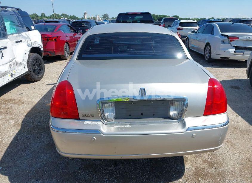 Photo 16 of 2005 Lincoln Town CAR SIGNATURE LIMITED (VIN 1LNHM82W65Y644453)