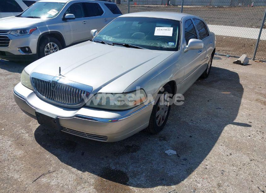 Photo 2 of 2005 Lincoln Town CAR SIGNATURE LIMITED (VIN 1LNHM82W65Y644453)
