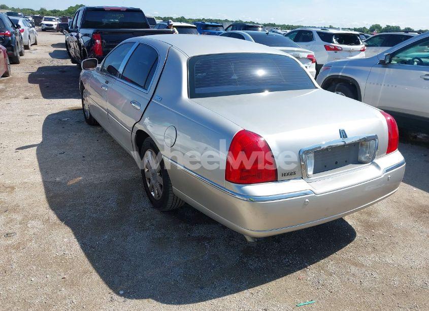 Photo 3 of 2005 Lincoln Town CAR SIGNATURE LIMITED (VIN 1LNHM82W65Y644453)