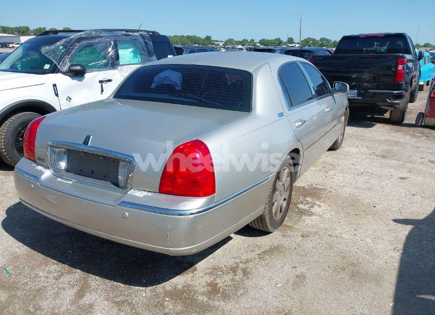 Photo 4 of 2005 Lincoln Town CAR SIGNATURE LIMITED (VIN 1LNHM82W65Y644453)