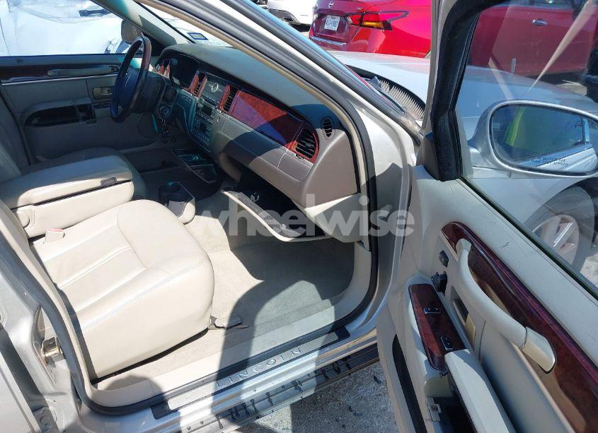 Photo 5 of 2005 Lincoln Town CAR SIGNATURE LIMITED (VIN 1LNHM82W65Y644453)