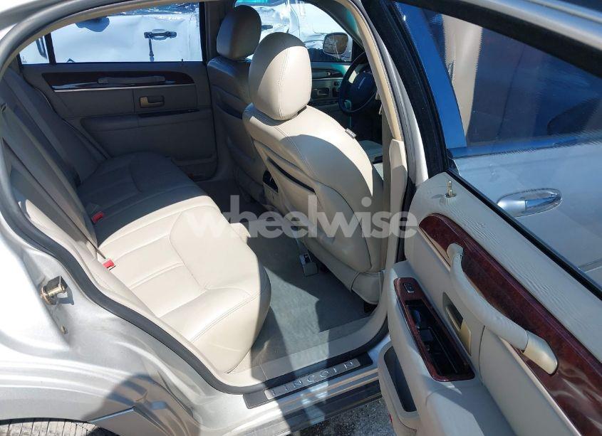 Photo 8 of 2005 Lincoln Town CAR SIGNATURE LIMITED (VIN 1LNHM82W65Y644453)