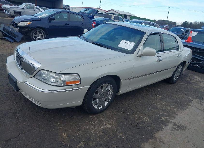 Photo 2 of 2005 Lincoln Town CAR SIGNATURE LIMITED (VIN 1LNHM82W65Y664556)