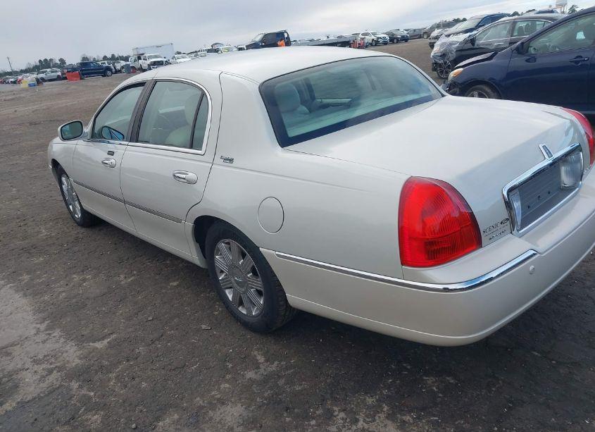 Photo 3 of 2005 Lincoln Town CAR SIGNATURE LIMITED (VIN 1LNHM82W65Y664556)