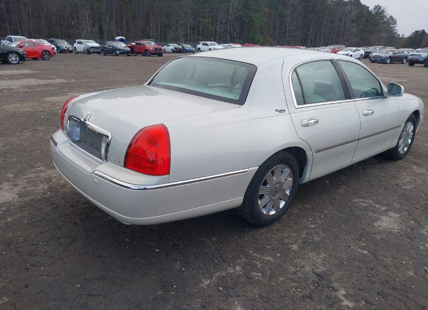 Photo 4 of 2005 Lincoln Town CAR SIGNATURE LIMITED (VIN 1LNHM82W65Y664556)