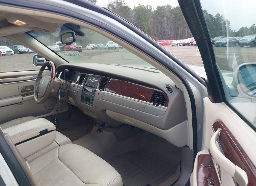 Photo 5 of 2005 Lincoln Town CAR SIGNATURE LIMITED (VIN 1LNHM82W65Y664556)