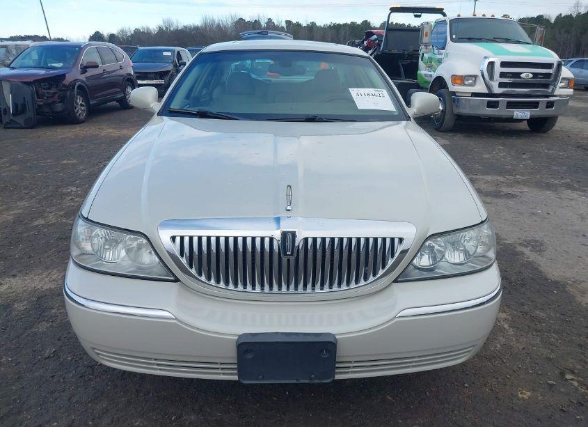 Photo 6 of 2005 Lincoln Town CAR SIGNATURE LIMITED (VIN 1LNHM82W65Y664556)