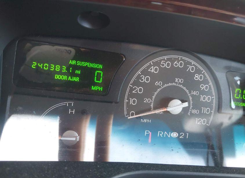 Photo 7 of 2005 Lincoln Town CAR SIGNATURE LIMITED (VIN 1LNHM82W65Y664556)