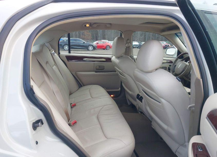 Photo 8 of 2005 Lincoln Town CAR SIGNATURE LIMITED (VIN 1LNHM82W65Y664556)