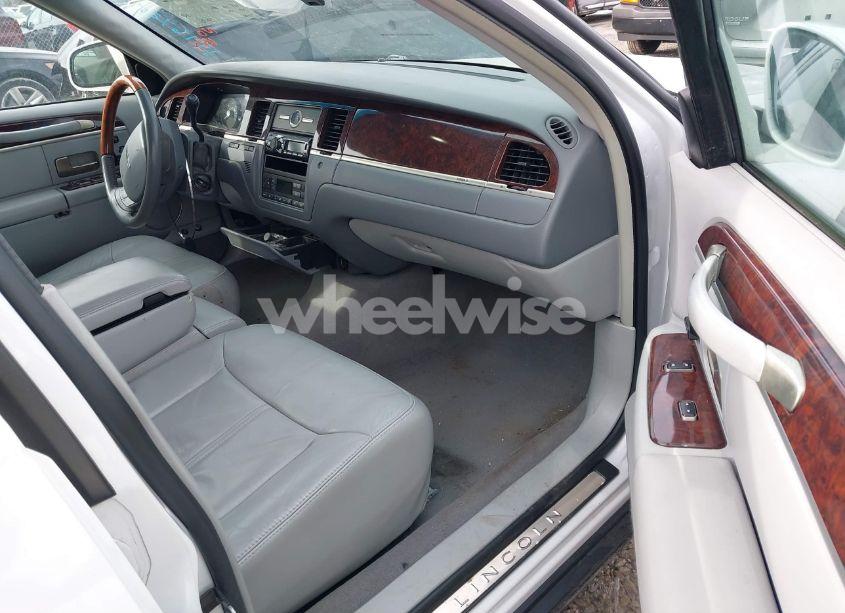 Photo 5 of 2007 Lincoln Town CAR SIGNATURE LIMITED (VIN 1LNHM82W67Y614033)