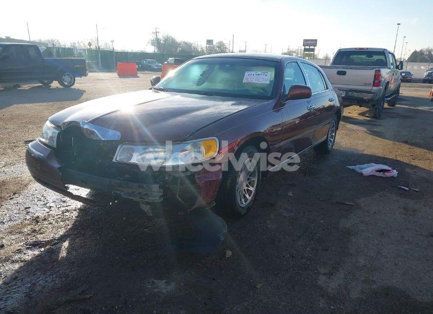 Photo 2 of 2000 Lincoln Town CAR SIGNATURE (VIN 1LNHM82W6YY810040)