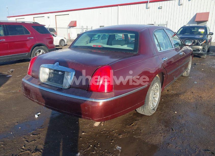 Photo 4 of 2000 Lincoln Town CAR SIGNATURE (VIN 1LNHM82W6YY810040)