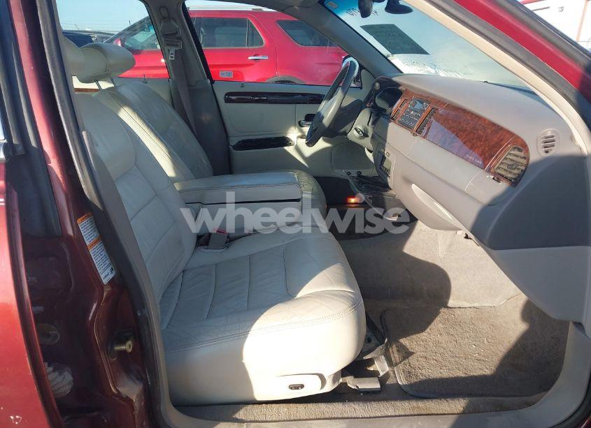 Photo 5 of 2000 Lincoln Town CAR SIGNATURE (VIN 1LNHM82W6YY810040)